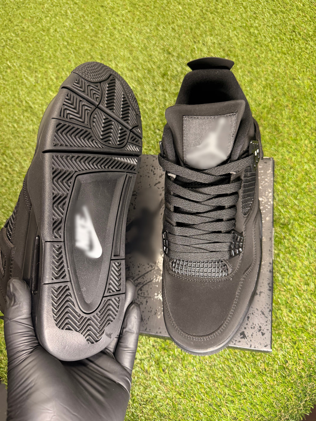 Blak kat 4’s