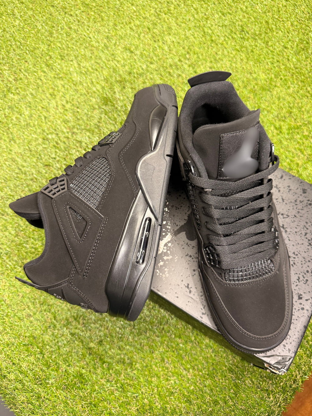 Blak kat 4’s