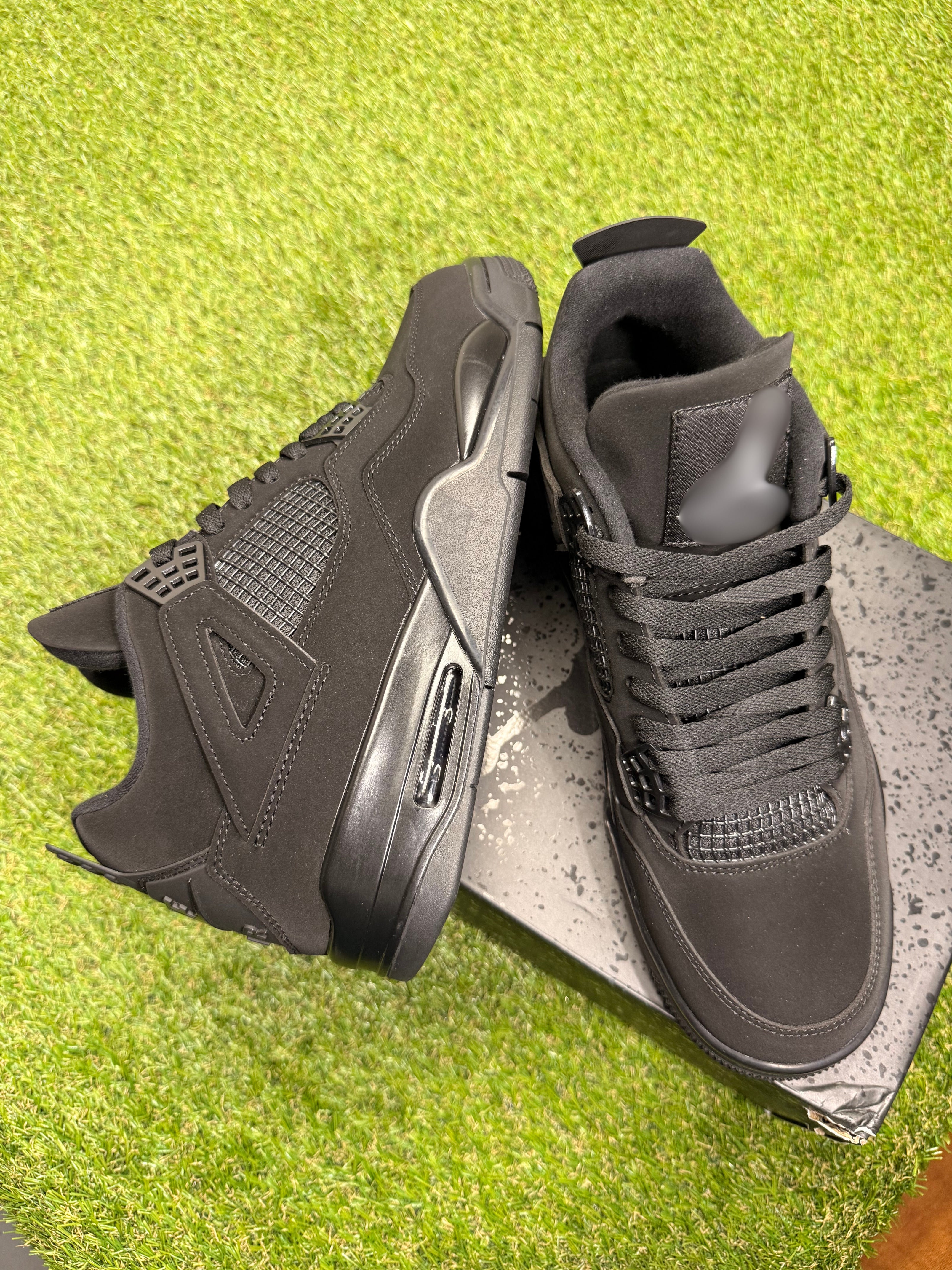 Blak kat 4’s